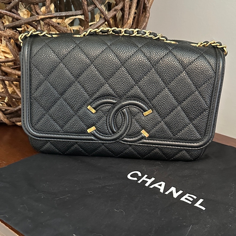 CHANEL Black Caviar Quilted Shoulder Bag with Gold Hardware